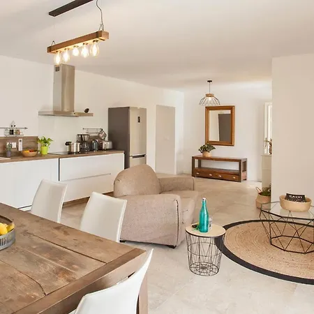 De Arbousier A Piscine Chauffee Partagee Bbq Apartment